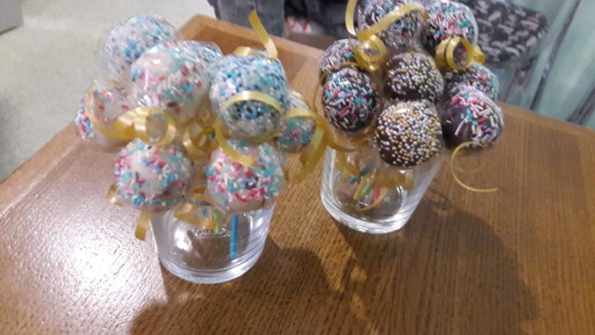 DĚKUJEME PANÍ SIMONĚ MARTÍNKOVÉ ZA UPEČENÍ LÍZÁTEK NA BAZÁRE...