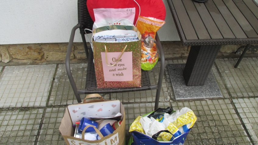 NAŠE DOBROVOLNICE JITKA VYZVEDLA V KAVÁRNĚ U KOČIČÍCH TLAPEK...