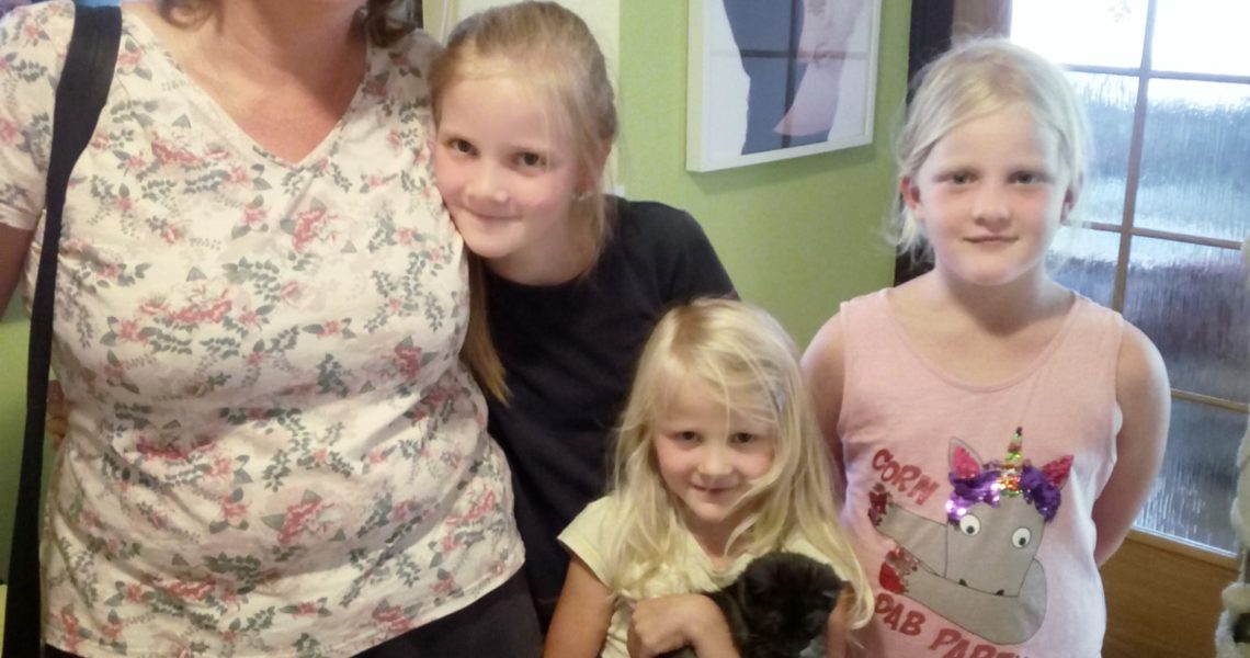 Hned tři malé slečny - své posluhy, si vybral včera i malin...