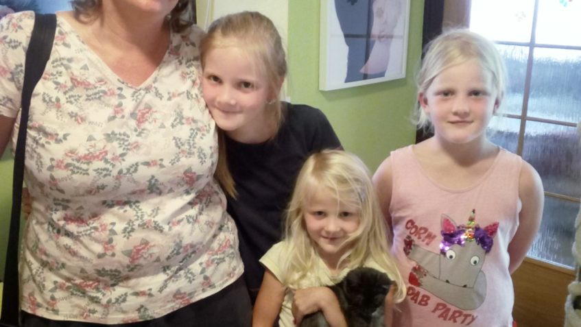 Hned tři malé slečny - své posluhy, si vybral včera i malin...