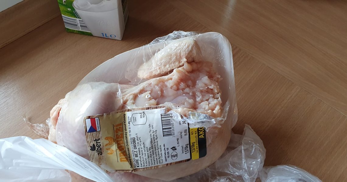 TO SI TAKHLE NECHÁTE NA LINCE ČERSTVĚ KOUPENÉ KUŘE...