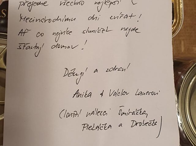 DĚKUJEME ZA ÚŽASNÝ BALÍČEK  PLNÝ DOBROT PRO NAŠE KOČIČKY...