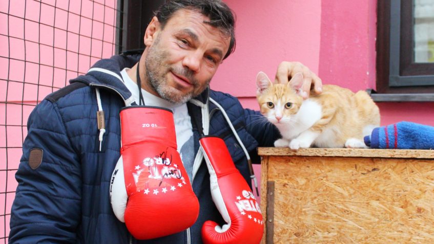 I CHLAPI S TVRDÝMI PĚSTMI, MOHOU MÍT SRDCE NA SPRÁVNÉM MÍSTĚ...