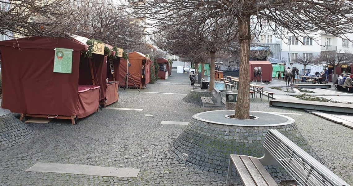 JEŠTĚ TU MÁME PÁR FOTOGRAFII Z VÁNOČNÍCH TRHŮ S ÚŽASNOU ATMO...