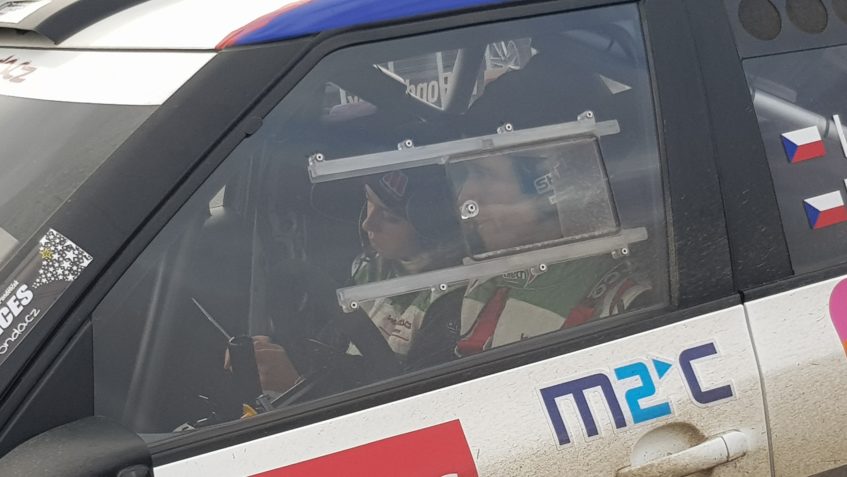 NECO TROCHU Z JINEHO SOUDKU - NAS ZAVODNIK PONDA S NASI MARK...