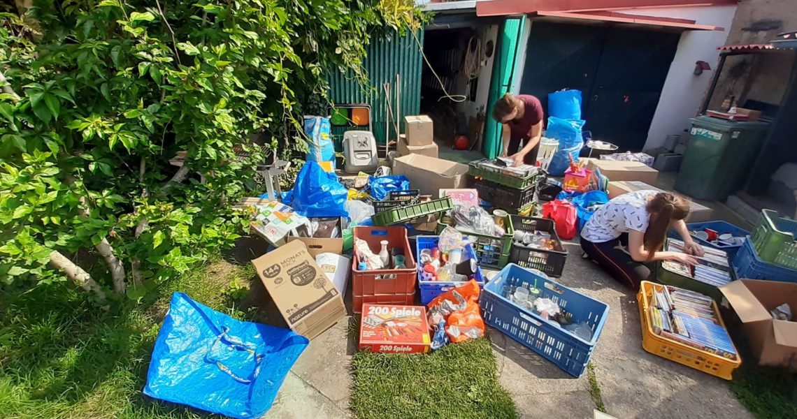 PŘÍPRAVA ZBOŽÍ NA BAZÁREK, KTERÝ SE KONÁ JIŽ PŘÍŠTÍ SOBOTU...